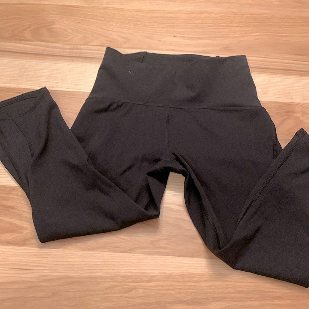 SMOKE FREE HOUSEHOLD. Black lululemon capris. Size 0